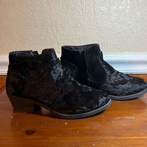 6 1/2 women’s 2 inch heeled black velvet booties